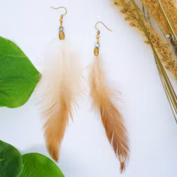 Bris - Øresmykker i Karamellfargede Hanefjær og Glassperler