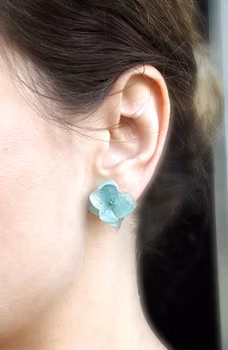 Hortensia Alv Lys Blå –  Øresmykker Laget av Tørkede Hortensiablomster  og Ørestikker belagt med Ekte Sølv