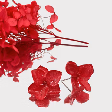 Hortensia Alv i Rødt–  Øresmykker Laget av Ekte Tørkede Hortensiablomster  og Ørestikker belagt med Ekte Sølv