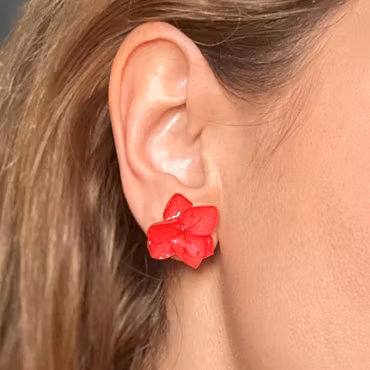 Hortensia Alv i Rødt–  Øresmykker Laget av Ekte Tørkede Hortensiablomster  og Ørestikker belagt med Ekte Sølv