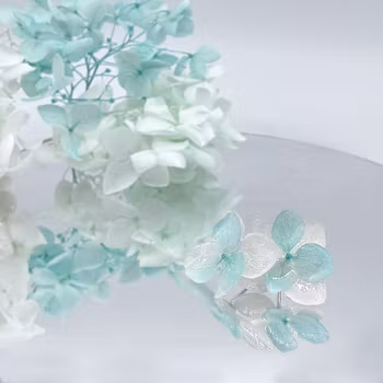 Hortensia Alv Lys Turkis og Hvit- Øresmykker Laget av Ekte Hortensiablomster
