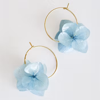 Hortensia Pixie Lys Blå– Små Gullbelagte Øreringer med Ekte Hortensiablomster