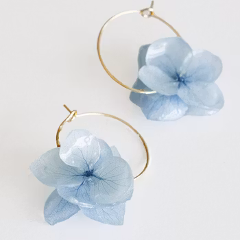 Hortensia Pixie Lys Blå– Små Gullbelagte Øreringer med Ekte Hortensiablomster