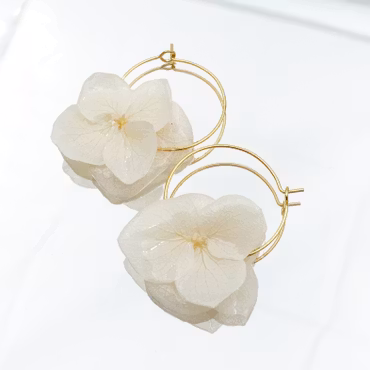 Hortensia Pixie Kremhvit – Gullbelagte Øreringer med Ekte Hortensiablomster