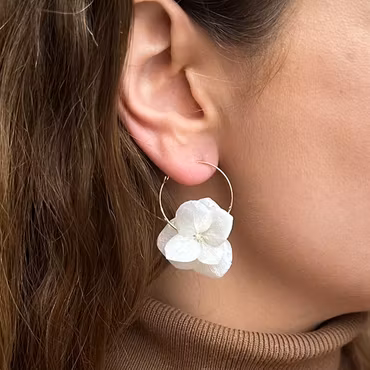 Hortensia Pixie Kremhvit – Gullbelagte Øreringer med Ekte Hortensiablomster