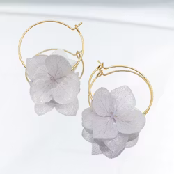 Hortensia Pixie Perlegrå– Gullbelagte Øreringer med Ekte Hortensiablomster