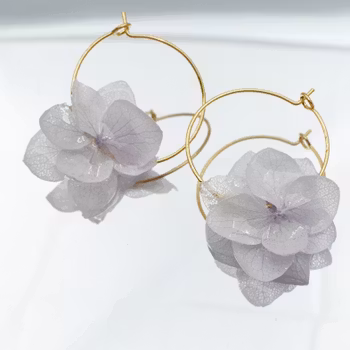 Hortensia Pixie Perlegrå– Gullbelagte Øreringer med Ekte Hortensiablomster