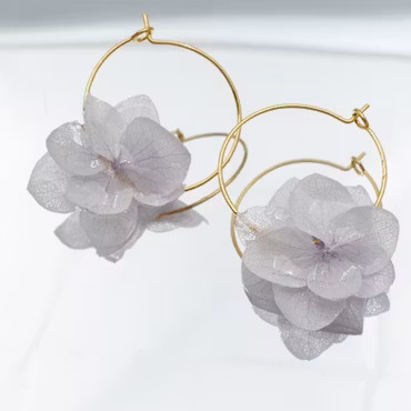 Hortensia Pixie Perlegrå– Gullbelagte Øreringer med Ekte Hortensiablomster