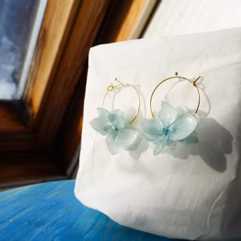 Hortensia Pixie Aqua– Gullbelagte Øreringer med Ekte Hortensiablomster