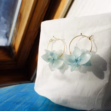 Hortensia Pixie Aqua– Gullbelagte Øreringer med Ekte Hortensiablomster