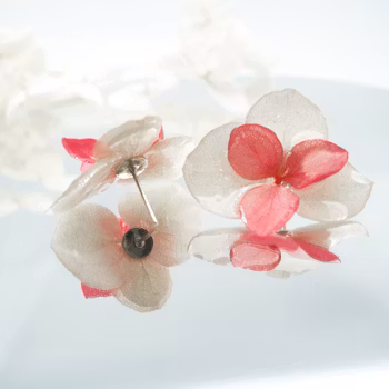 Hortensia Alv Amplia- Øresmykker i Kremhvit og Rosa -Laget av Ekte Tørkede Hortensiablomster  og Ørestikker belagt med Ekte Sølv