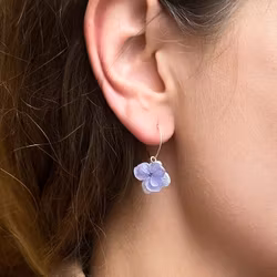 Hortensia Fae Lavendel – Petite Gullbelagte Øreringer med Ekte Hortensiablomster