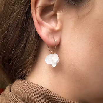 Hortensia Fae Blush – Petite Gullbelagte Øreringer med Ekte Hortensiablomster