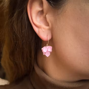 Hortensia Fae Rosa – Petite Gullbelagte Øreringer med Ekte Hortensiablomster