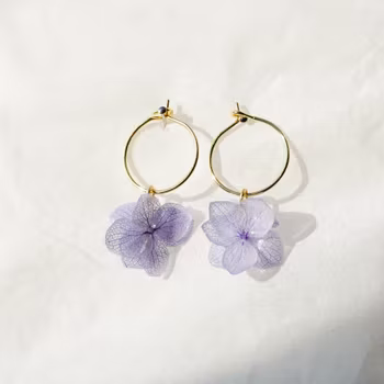 Hortensia Fae Lavendel – Petite Gullbelagte Øreringer med Ekte Hortensiablomster