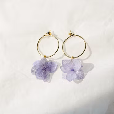 Hortensia Fae Lavendel – Petite Gullbelagte Øreringer med Ekte Hortensiablomster