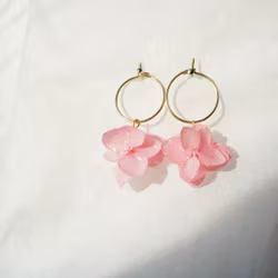 Hortensia Fae Rosa – Petite Gullbelagte Øreringer med Ekte Hortensiablomster