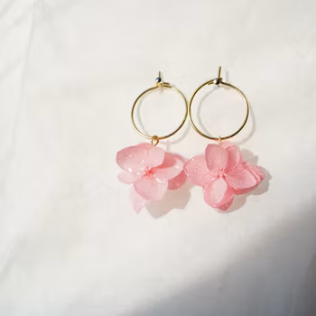 Hortensia Fae Rosa – Petite Gullbelagte Øreringer med Ekte Hortensiablomster