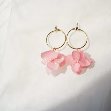 Hortensia Fae Rosa – Petite Gullbelagte Øreringer med Ekte Hortensiablomster