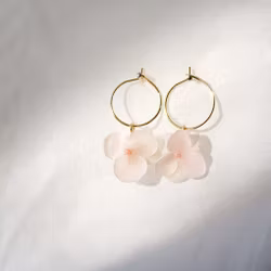 Hortensia Fae Blush – Petite Gullbelagte Øreringer med Ekte Hortensiablomster