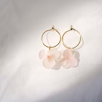Hortensia Fae Blush – Petite Gullbelagte Øreringer med Ekte Hortensiablomster