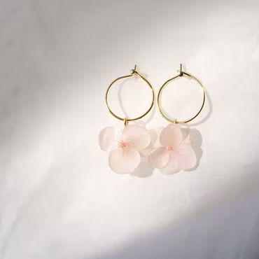 Hortensia Fae Blush – Petite Gullbelagte Øreringer med Ekte Hortensiablomster