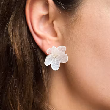 Hortensia Alv Amplia Spindelvevhvit– Øresmykker Laget av Ekte Hortensiablomster