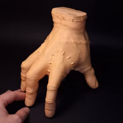 The Thing – Familjen Addams / Wednesday