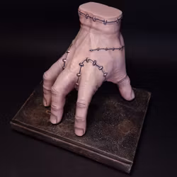 Krypande kuriosa i bokform – Skulptur i 1:1 av Mortiza Birch