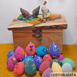 Virkat litet påskägg med dekoration