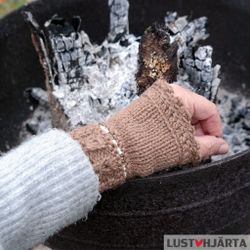 Stickade handledsvärmare DAGMAR - ull & alpacka - pärlor
