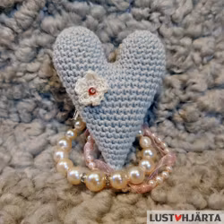 Virkat hjärta med dekoration - bomull