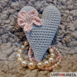 Virkat hjärta med dekoration - bomull