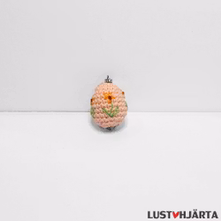 Virkat litet påskägg med dekoration
