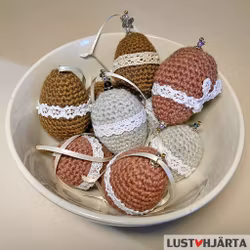 Virkat påskägg med dekoration