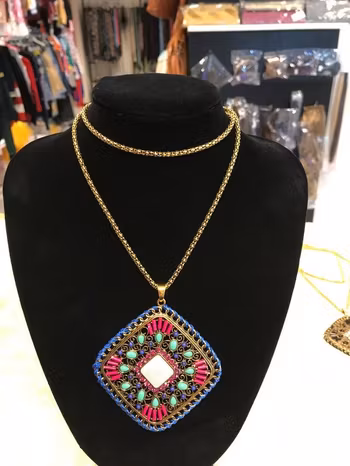 Stort Exotiskt  Halsband