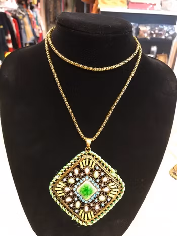 Stort Exotiskt  Halsband