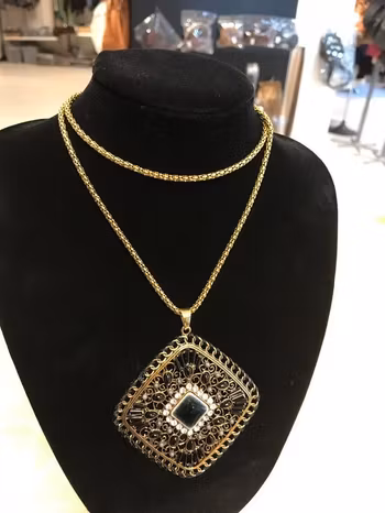 Stort Exotiskt  Halsband