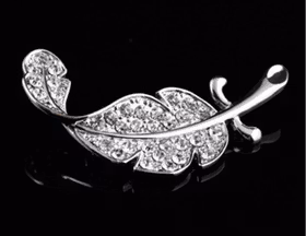 Silverpläterade Strass Brosch