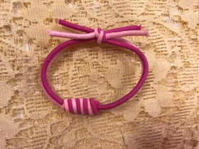 En Fin Handgjort Elastisk Hårsnodd /Armband