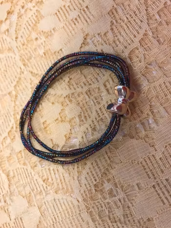 En Fin Glitter Elastisk Hårsnodd /Armband, fyra rader