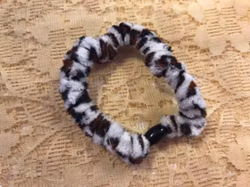 En Fin Plush Elastisk Hårsnodd /Armband