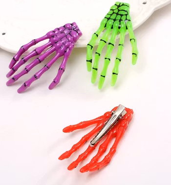 Snyggt och häftigt hårclips som en skelett hand.