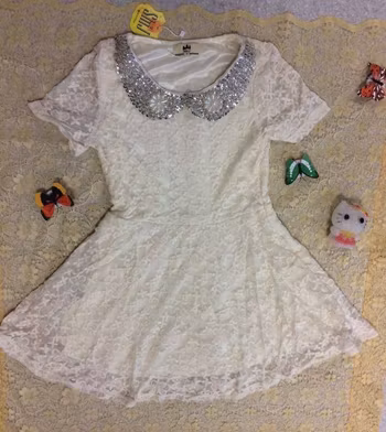 Vacker Handgjord Broderi  Tjejklänning med Glitter