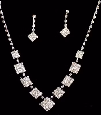 Ett vackert Glittrande och Gnistrande Strass-Halsband-set,