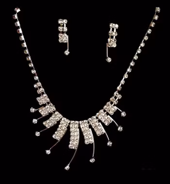 Ett vackert Glittrande och Gnistrande Strass-Halsband-set,