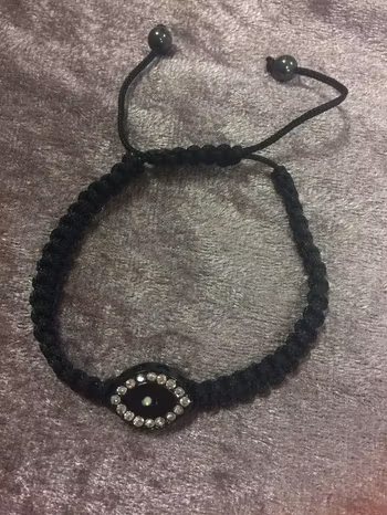 Handgjord armband med lyckosymbol