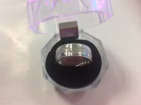 Underbar Stål Ring i Snygg Design