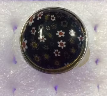 En Härlig Retro Blomma Ring
