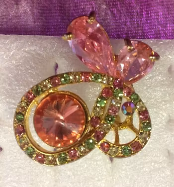 En Stor Härlig Ring med Strass